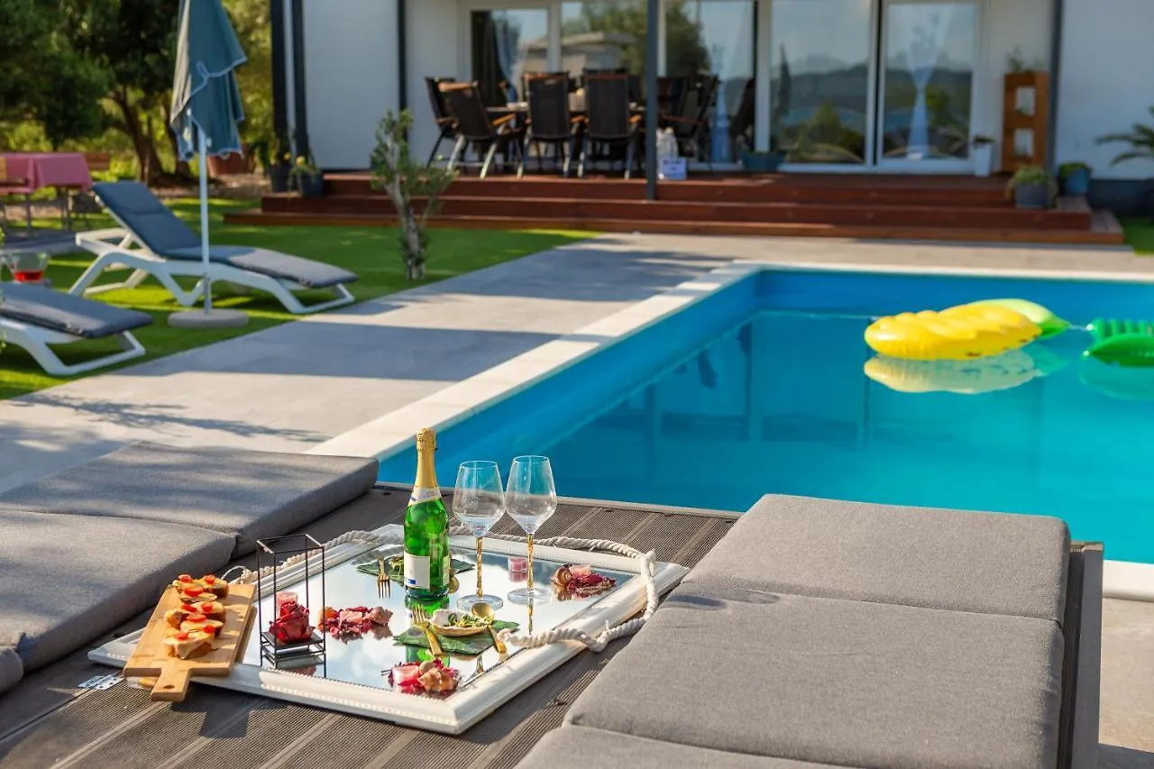 Private Holiday Resort Lumianni - 2 Houses Kastela
