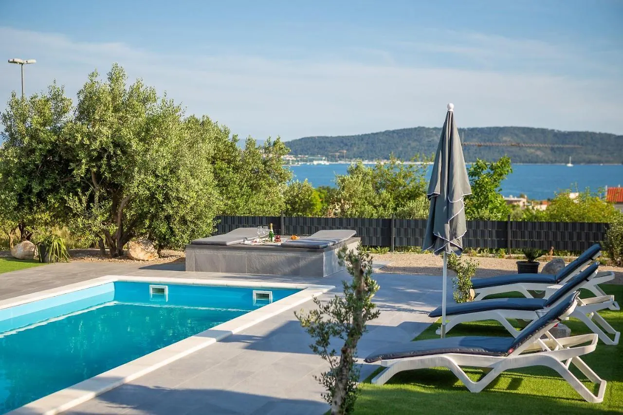 Private Holiday Resort Lumianni - 2 Houses Kaštela 別荘
